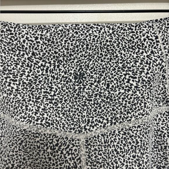 Athleta Salutation Stash II Textured 7/8 Tight in Leopard Print - Size M - Picture 5 of 8